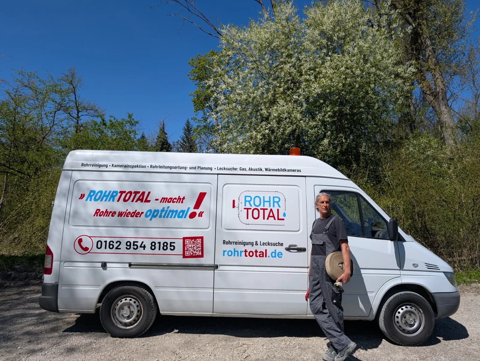 Beschriftetes Einsatzfahrzeug von RohrTotal mit Rohrreiniger in Dietenheim