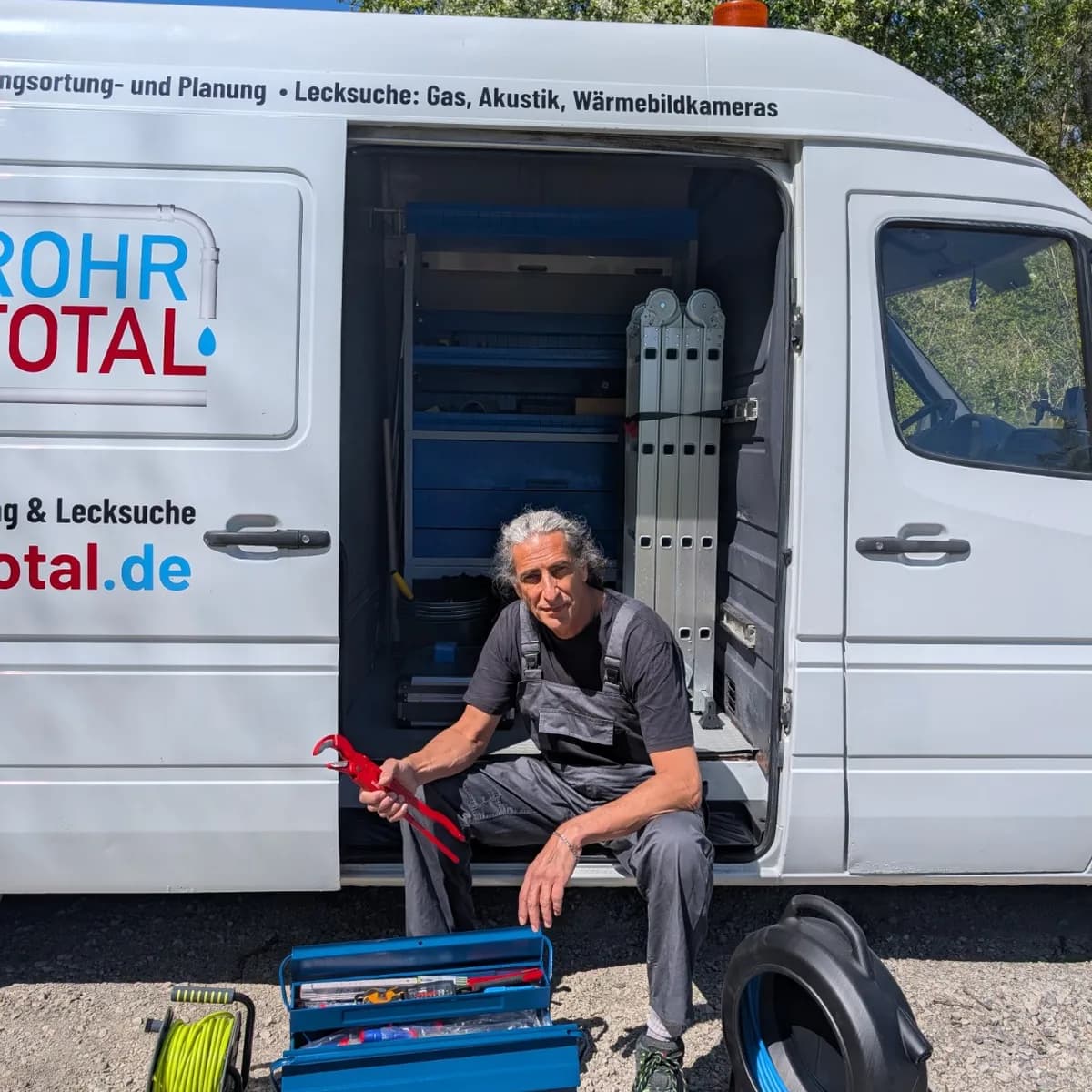 Geöffnete Seitentür des Einsatzfahrzeugs mit Werkzeug und Ausrüstung von RohrTotal