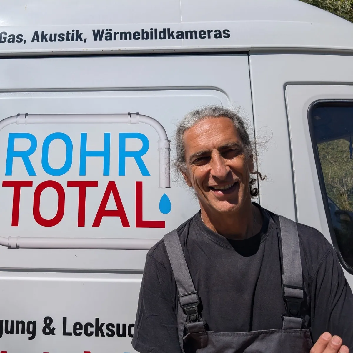 Grisha Stelzmann, Inhaber von RohrTotal, vor dem Einsatzfahrzeug in Dietenheim