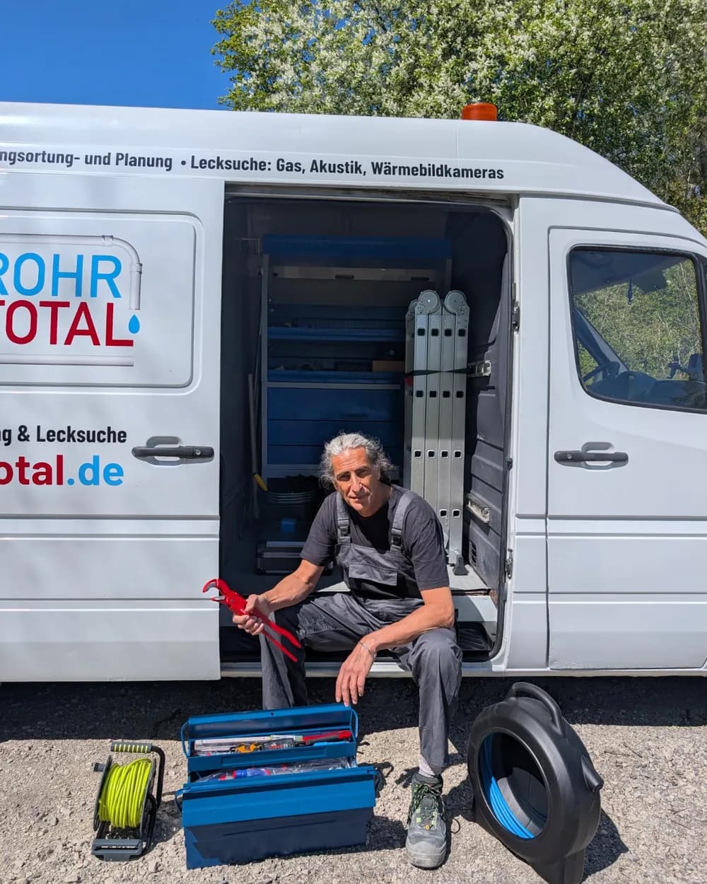 Techniker der RohrTotal am Einsatzfahrzeug