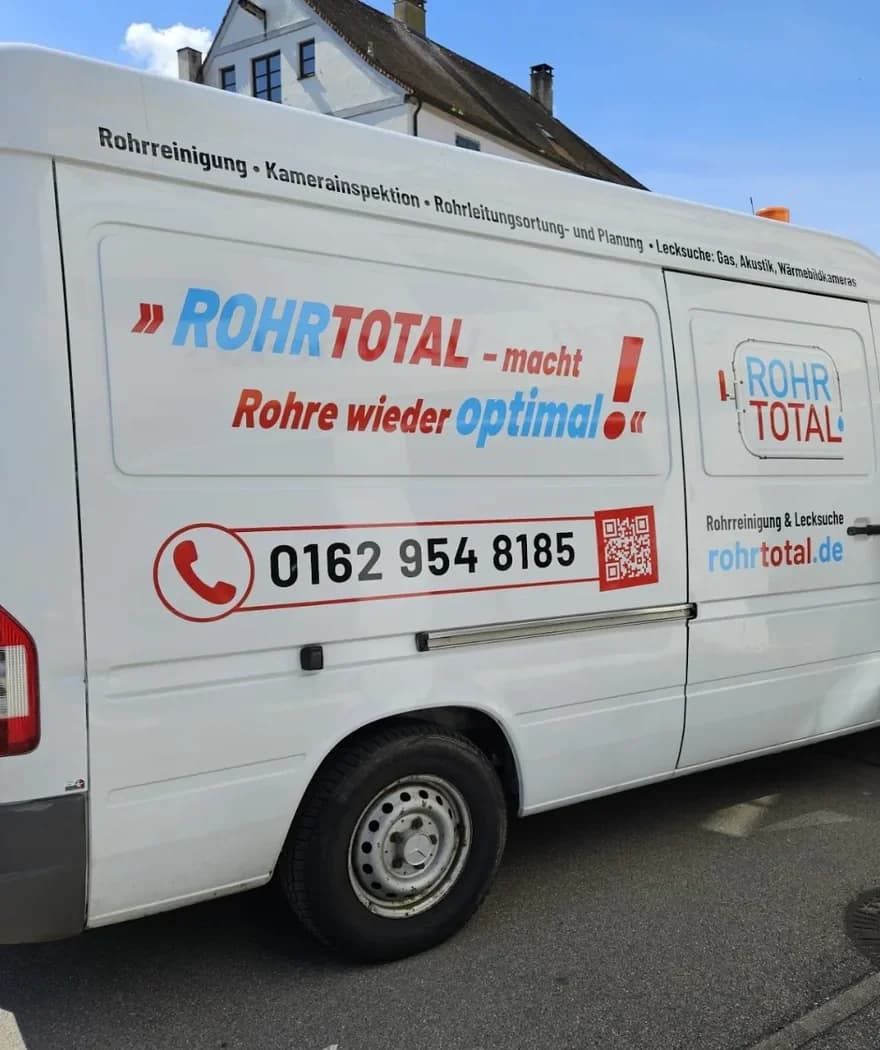 Beschriftetes Einsatzfahrzeug der RohrTotal in Dietenheim